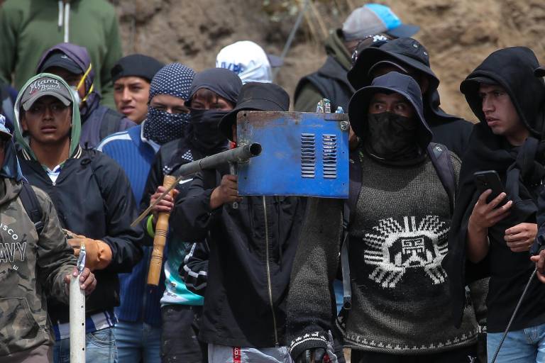 $!Personas participan en una manifestación este martes, en Tabacundo.