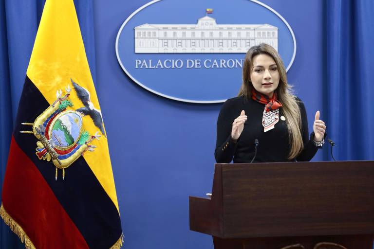$!La portavoz del presidente de Ecuador, Carolina Jaramillo, habla durante una rueda de prensa este lunes, en el Palacio de Gobierno en Quito.