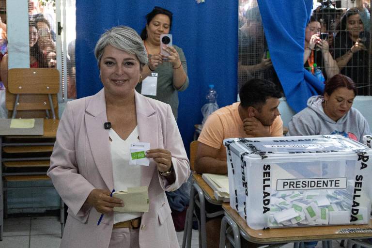 $!La candidata a la Presidencia de Chile por el partido Unidad por Chile, Jeannette Jara, vota en el Liceo Poeta García Lorca, en la comuna de Conchalí, este domingo, en Santiago (Chile).