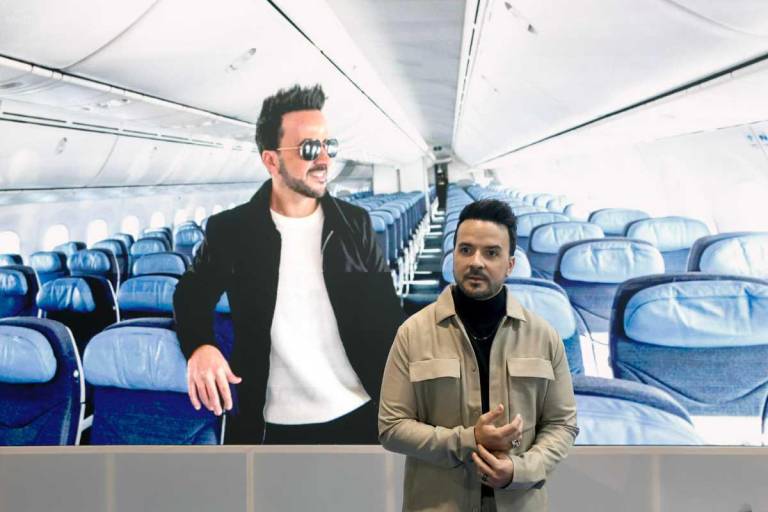 $!El artista Luis Fonsi estuvo en el evento de bautizo del avión nombrado en su honor.