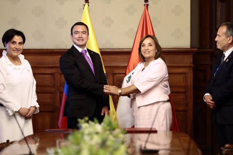 $!El presidente Daniel Noboa junto a Dina Boluarte en una reunión diplomática en Carondelet.