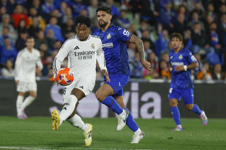 $!El delantero brasileño del Real Madrid, Endrick (i), intenta controlar el balón ante el defensa paraguayo del Getafe, Omar Alderete.