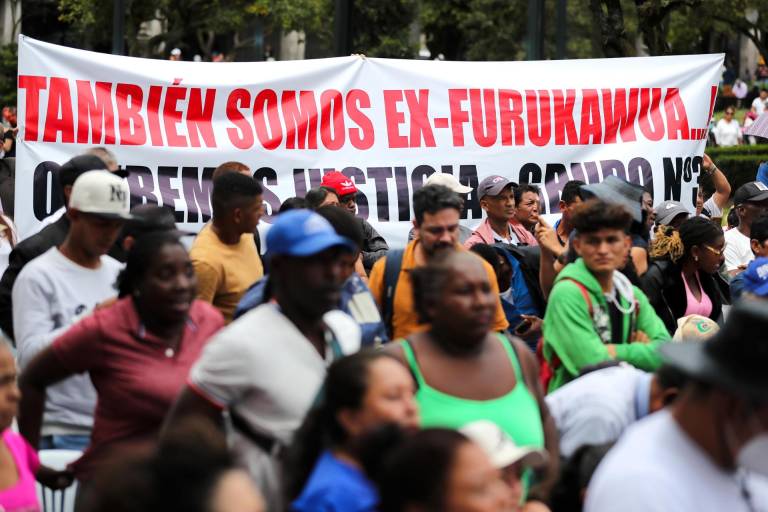 $!Personas se manifiestan afuera del Palacio de Gobierno este sábado, en Quito (Ecuador).