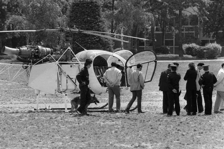 $!Policías buscando huellas en el helicóptero.