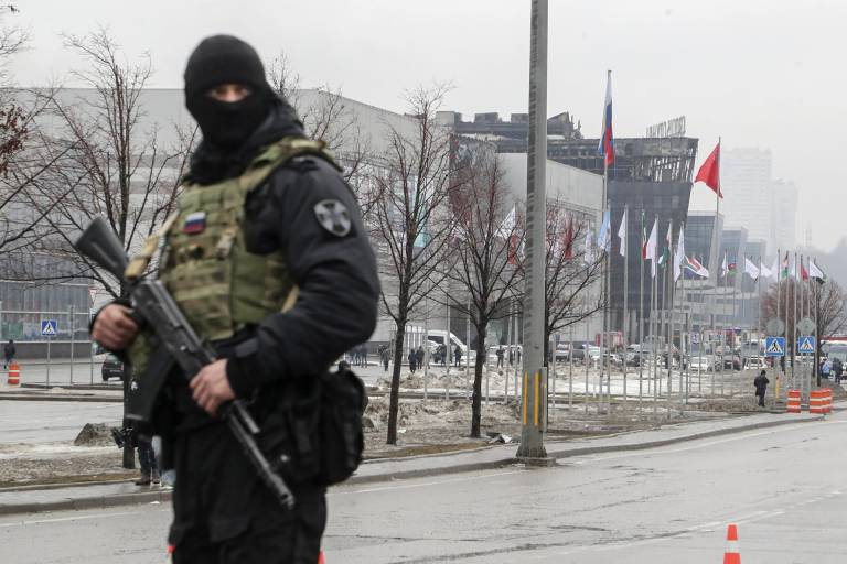 $!Un policía ruso cerca de la sala de conciertos del Crocus City Hall quemada tras un ataque terrorista en Krasnogorsk, en las afueras de Moscú, Rusia, el 23 de marzo de 2024.