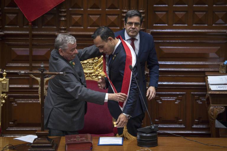 $!El presidente interino de Perú, José Jerí Oré (c) es investido tras jurar su cargo ante el Pleno del Congreso este jueves en Lima, (Perú).
