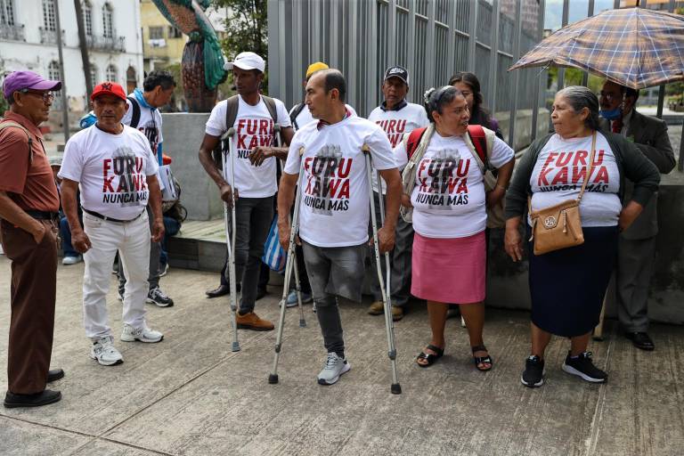 $!Varias personas llegan a protestar a la Asamblea Nacional este miércoles, en Quito.