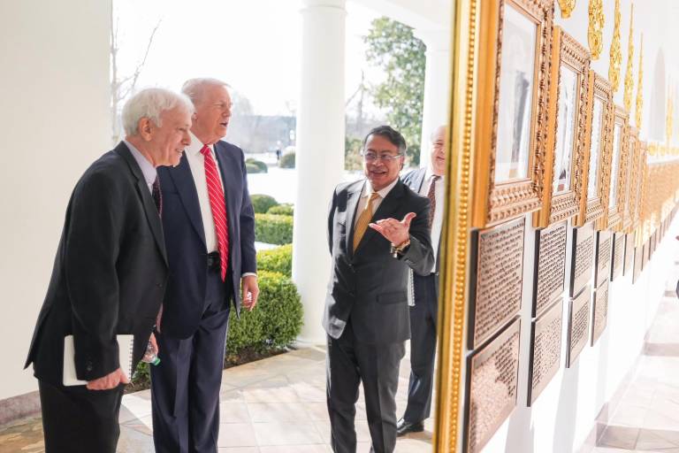 $!Fotografía publicada en la red social X en la cuenta @infopresidencia que muestra al presidente de Colombia, Gustavo Petro (d), junto a su homólogo de Estados Unidos, Donald Trump (c).