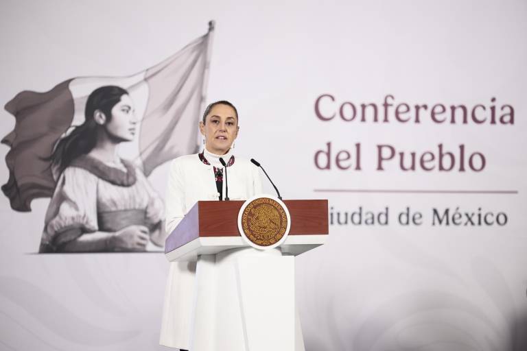 $!La presidenta de México, Claudia Sheinbaum, habla durante una rueda de prensa este martes, en Palacio Nacional de Ciudad de México.