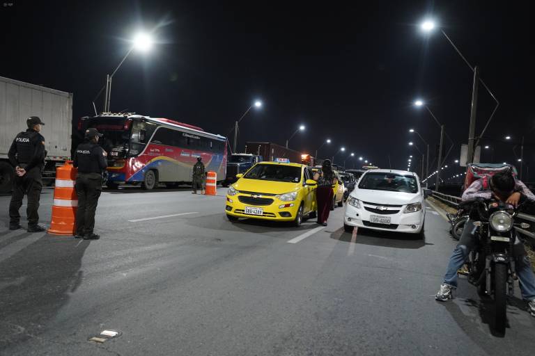 $!Policías y militares controlan los Checkpoints que se activan durante el horario del toque de queda.