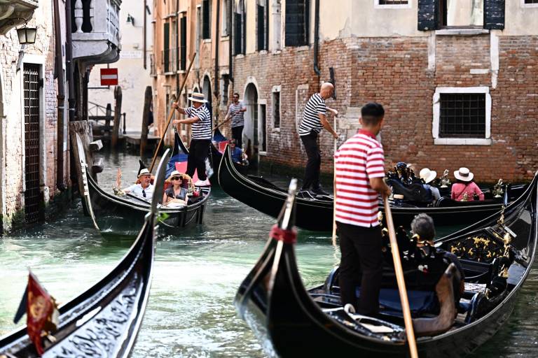 $!Los turistas disfrutan de paseos en góndola el 3 de septiembre de 2023 en Venecia.