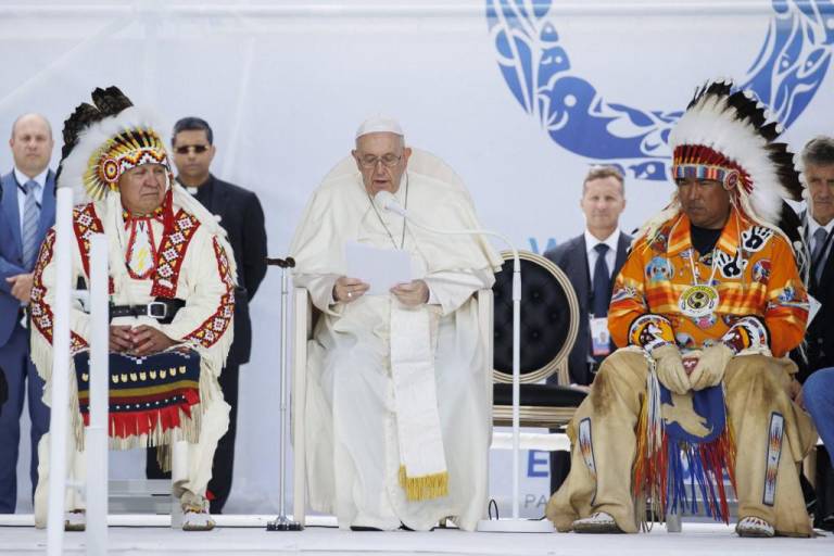 $!El Papa Francisco hace comentarios mientras se disculpa por el tratamiento de los niños de las Primeras Naciones en el sistema de Escuelas Residenciales de Canadá, durante su visita el 25 de julio de 2022 en Maskwacis, Canadá.