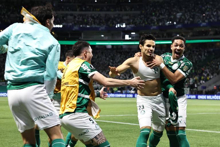 $!Raphael Veiga (2-d) de Palmeiras celebra un gol.
