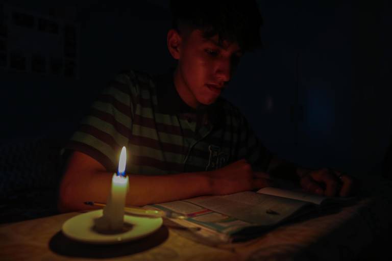 $!En Quito, ciudad capitalina de Ecuador, los apagones diarios se han extendido hasta ocho horas, lo cual ha causado un malestar generalizado en la ciudadanía.