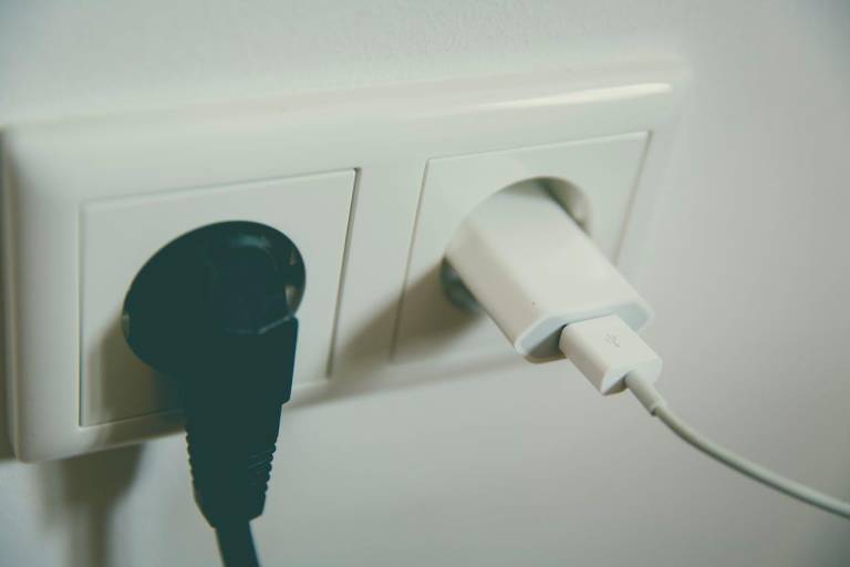 $!Imagen de referencia de un tomacorrientes al que un electrodoméstico y un cargador están conectados.