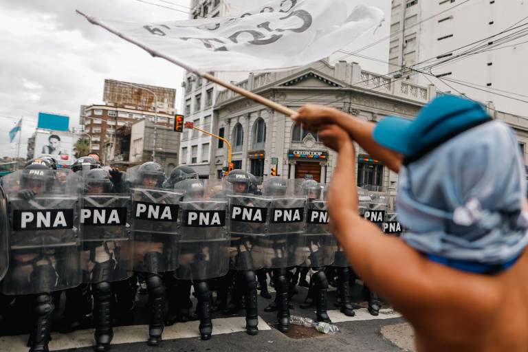 $!Un hombre se manifiesta este lunes, durante una protesta contra el gobierno de Milei, en Buenos Aires (Argentina).