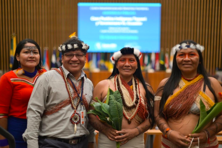 $!Zenaida Yasacama, vicepresidenta de CONAIE, Gilberto Nenquimo, presidente NAWE, Alicia Cahuiya, responsable de Mujer y Familia de CONAIE y Patricia Nenquihui, presidenta de AMWAE . Cortesía Land is Life.