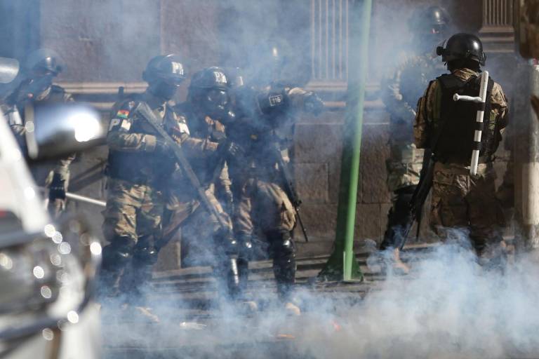 $!Militares formados frente a la sede del Gobierno de Bolivia, este miércoles en La Paz.