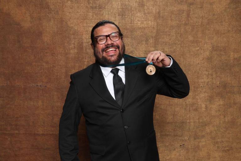 $!Antonio Vergara recibió la medalla de reconocimiento que entregan a los artistas nominados a los Premios Grammy.