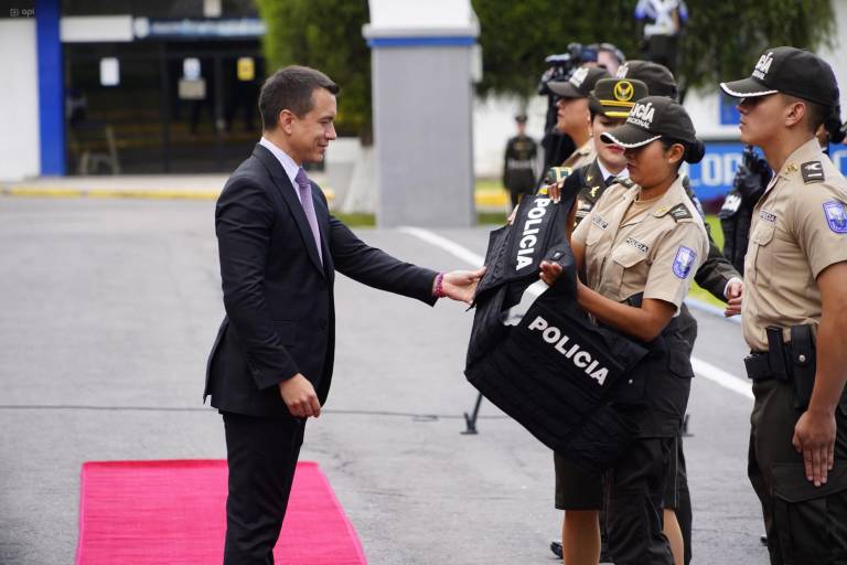 $!El presidente Daniel Noboa en la ceremonia de entrega de chalecos, radios y equipos tecnológicos a la Policí­a Nacional celebrada el lunes 22 de enero, en el marco de la declaratoria de conflicto armado interno en Ecuador.