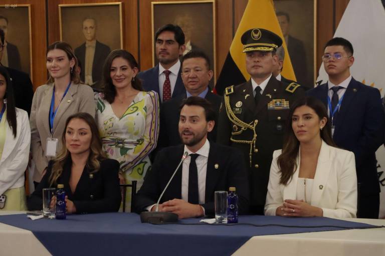 $!Fotografía que muestra a la vicepresidenta de la Asamblea, Mishel Mancheno (Abajo-I), y al presidente del hemiciclo, Niels Olsen (Abajo-C).