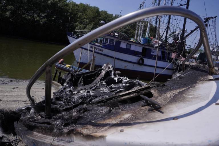 $!El Morro, Guayas, miercoles 14 de mayo del 2025 Varias embarcaciones fueron incineradas esta madrugada en un muelle de Puerto El Morro, en la provincia del Guayas, Fotos: CÃ©sar MuÃ±oz/API