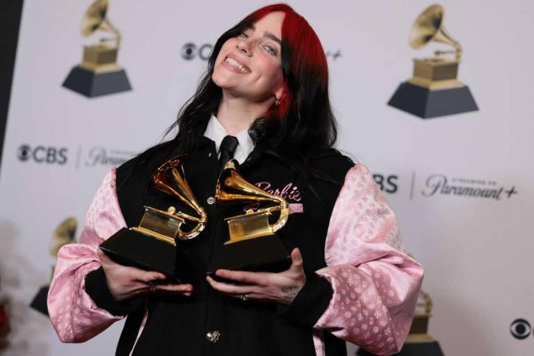 $!Billie Eilish, ganadora del premio Canción del Año y Mejor Canción Escrita en Medio Visual por la canción What Was I Made For?, posa en la sala de prensa durante la 66ª ceremonia anual de los Premios Grammy.