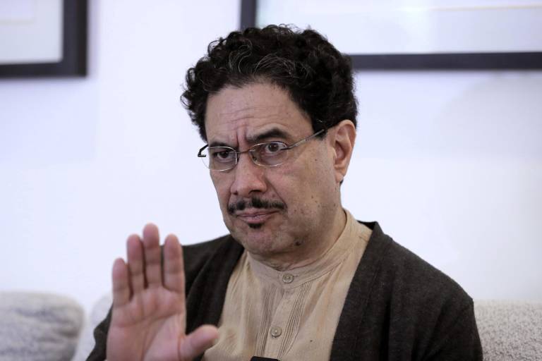 $!Fotografía de archivo del 25 de julio de 2025 del senador de Colombia Iván Cepeda hablando durante una entrevista con EFE, en Bogotá.