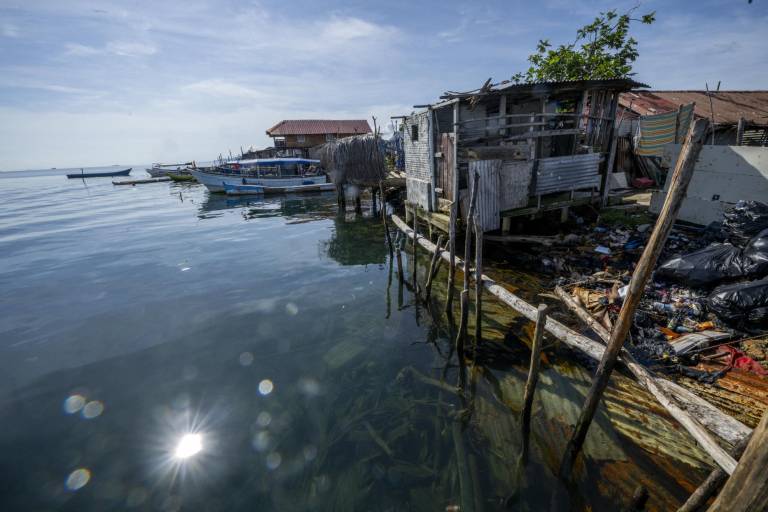 $!Una casa destruida por el mar en la isla de Carti Sugdupu, en la Comarca Indígena Guna Yala, Panamá, en el Mar Caribe, se ve el 29 de agosto de 2023.