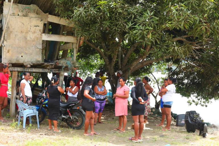 $!Habitantes del barrio Pianguapí 1, en las riberas del río Esmeraldas, protestaban por la falta de agua y ayuda para enfrentar la escasez de trabajo y de alimentos.