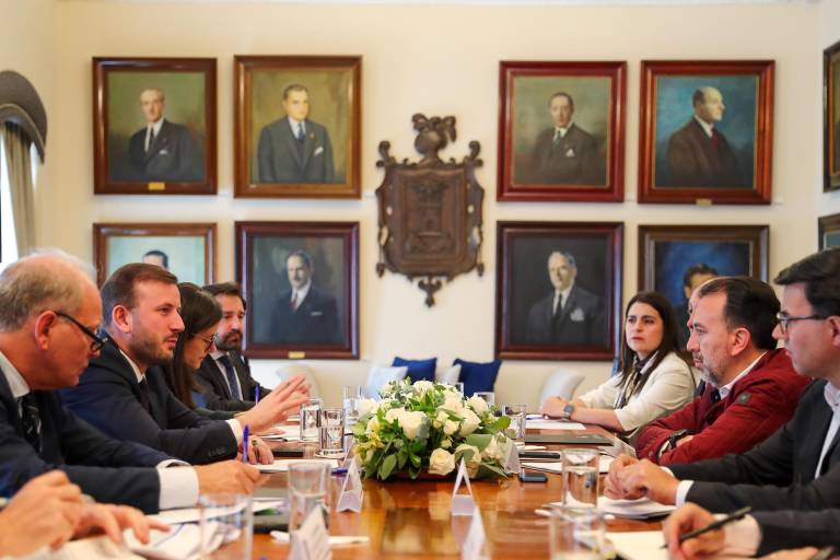 $!El comisario de Medio Ambiente de la Unión Europea (UE), Virginijus Sinkevičius (2i), se reúne con el alcalde de Quito, Pabel Muñoz (2d), durante una visita este miércoles al alcalde de Quito, Pabel Muñoz.