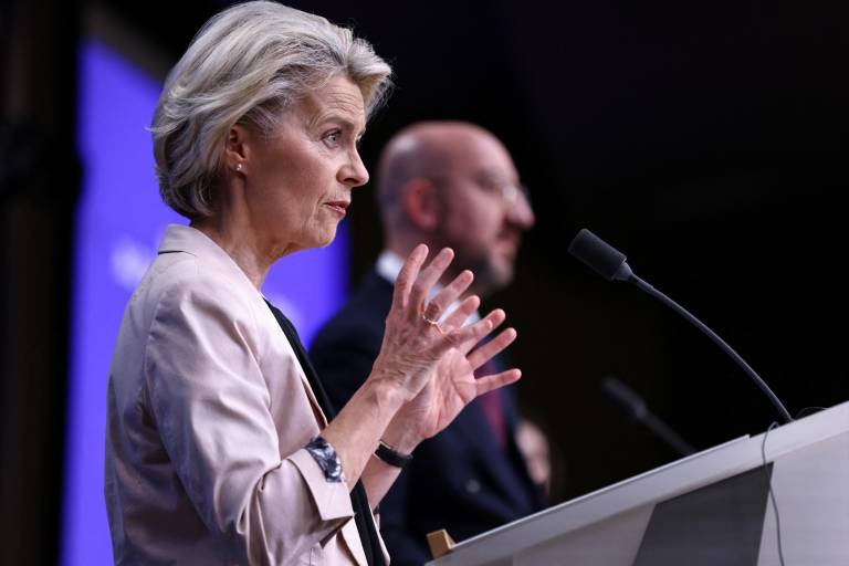 $!La presidenta de la Comisión Europea, Ursula Von Der Leyen (I) y el presidente del Consejo Europeo, Charles Michel, en una cumbre de dos días en Bruselas, para pedir pausas humanitarias en la guerra de Israel contra Hamás.