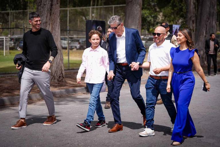 $!Edgardo Bauza con su familia, en julio pasado.