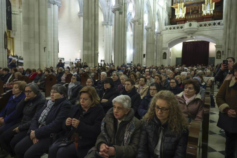 $!Decenas de personas ofrecen una oración por el restablecimiento de la salud del Papa Francisco en la Catedral de La Almudena de Madrid.