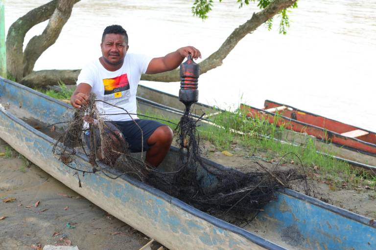 $!Alex Saavedra, de 36 años, vive en la parroquia San Mateo y se dedica a la pesca. Por el derrame de crudo perdió su herramienta de trabajo valorada en más de 180 dólares.