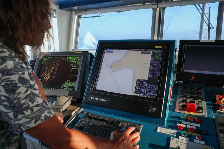 $!Una persona maneja el tablero de mando del Arctic Sunrise el 4 de marzo de 2024, durante una expedición en las Islas Galápagos (Ecuador).