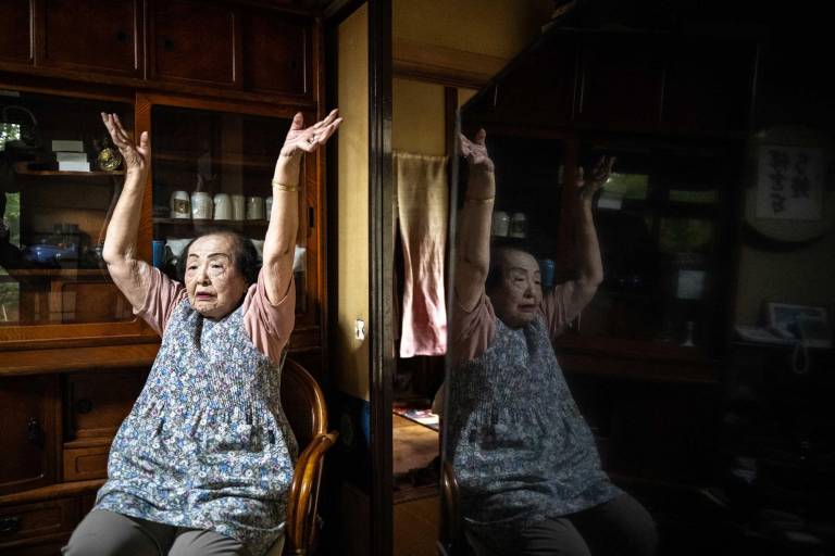 $!Esta imagen tomada el 30 de agosto de 2023 muestra a la asesora de belleza Tomoko Horino, de 100 años, hablando durante una entrevista con la AFP en su casa en la ciudad de Fukushima.