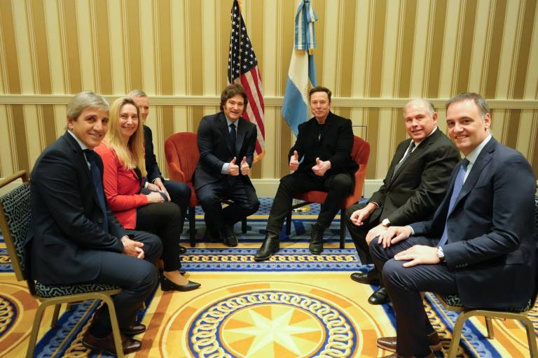 $!Fotografía tomada de la cuenta oficial de la red social X del Ministerio de Economía de Argentina que muestra al presidente de Argentina y al magnate Elon Musk (C) en la CPAC.