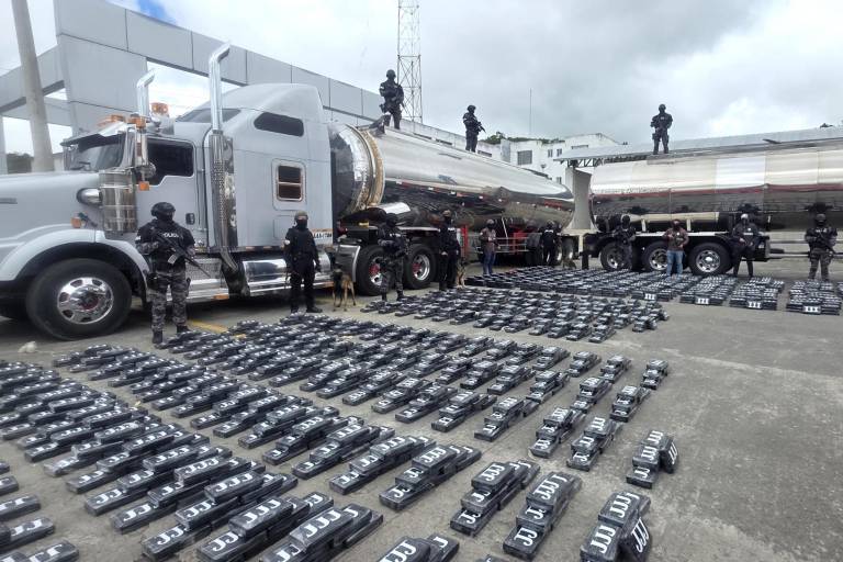 $!Agentes antidrogas de la Policía Nacional de Ecuador muestran bloques de cocaína incautada este jueves, en Tulcán.