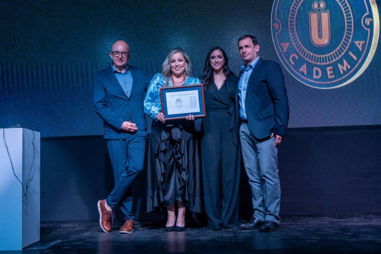 $!Michael Mascha entregando el reconocimiento Silver Taste Award a los representantes de Güitig en la 8va edición de The Fine Water Society Tasty Competition.