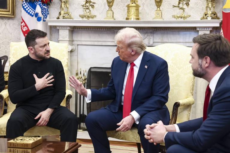 $!El presidente ucraniano Volodymyr Zelensky (izq.) conversa con el presidente estadounidense Donald Trump (centro).