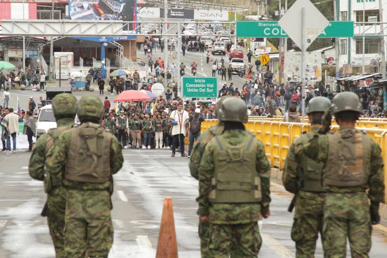 $!Soldados se forman frente a indígenas.