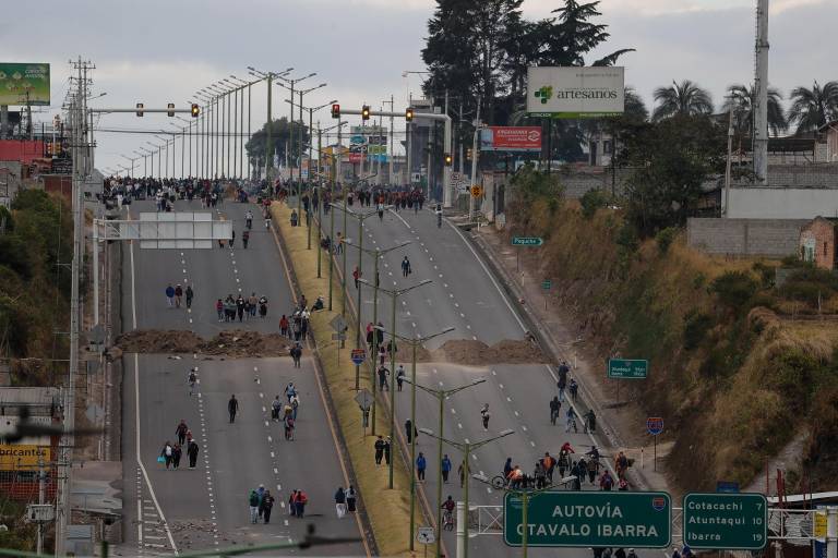 $!Personas bloquean una vía durante una manifestación el pasado miércoles, en Otavalo.