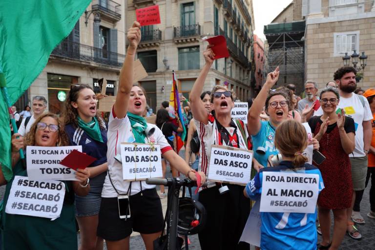 $!Manifestantes participan en una protesta en apoyo de la futbolista Jenni Hermoso en Barcelona el 4 de septiembre de 2023.