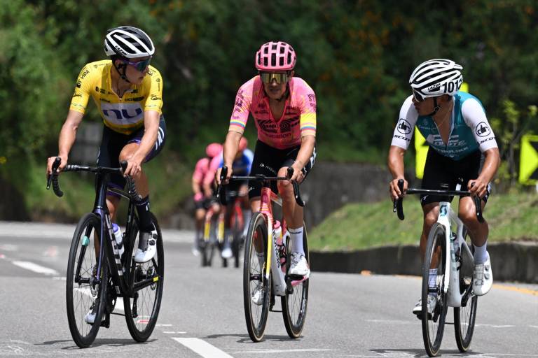 $!Rodrigo Contreras (I), Richard Carapaz del equipo EF Education-Easypost Ecuador (C) y Jonathan Caicedo (D) de Petrolike Ecuador durante la quinta etapa del Tour Colombia UCI 2024 desde Cota hasta Alto del Vino, Colombia.