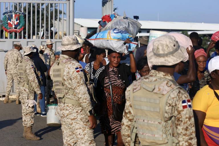 $!Haitianos cruzan la frontera entre Quanamienthe en Haití y Dajabón en República Dominicana para trabajar en el mercado binacional en Dajabón, República Dominicana, el 8 de marzo de 2024.