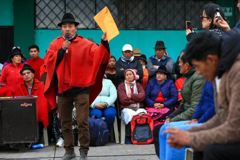 $!El exlíder indígena y excandidato presidencial Leonidas Iza habla en una audiencia indígena este jueves, en Tocazo (Ecuador).