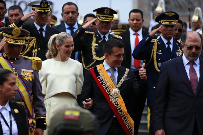 $!El presidente de Ecuador, Daniel Noboa, acompañado de su esposa, Lavinia Valbonesi Acosta, salen de la Asamblea Nacional tras la ceremonia de investidura hoy, en Quito.