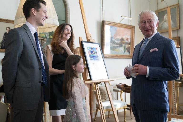 $!El príncipe de Gales durante la entrega de reconocimientos al ganador nacional del concurso de diseño de sellos 'Héroes de Pandemia', mientras ve los diseños ganadores en Clarence House en Londres el 10 de marzo de 2022. (Foto de Kirsty O'Connor / POOL / AFP)