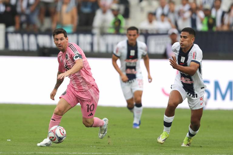 $!Gianfranco Chavez (d) de Alianza Lima disputa el balón con Lionel Messi de Inter Miami el pasado sábado 24 de enero en Perú como parte de la gira amistosa del equipo norteamericano.